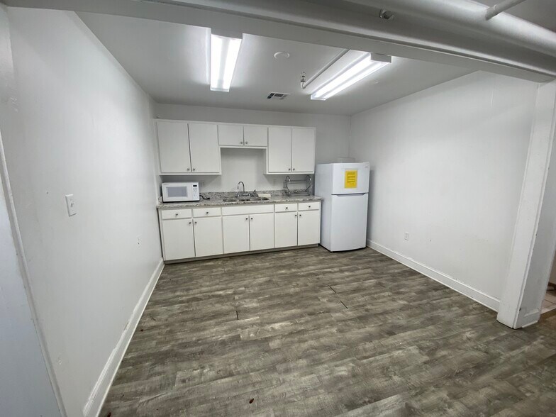 More Photos Of 2103 US-190 Hwy, Hammond Showroom For Sale