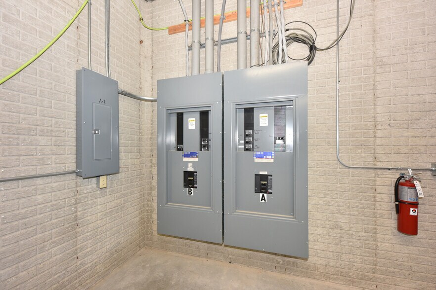 More Photos Of N9450 Mohawk Rd, Theresa Office For Sale