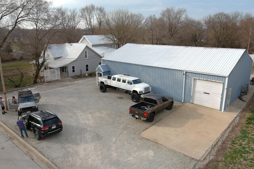 More Photos Of 615 W Benton St, Buffalo Flex For Sale