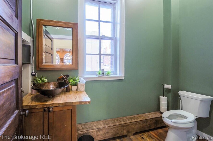 More Photos Of 142 W 2nd St, Flint Office For Sale