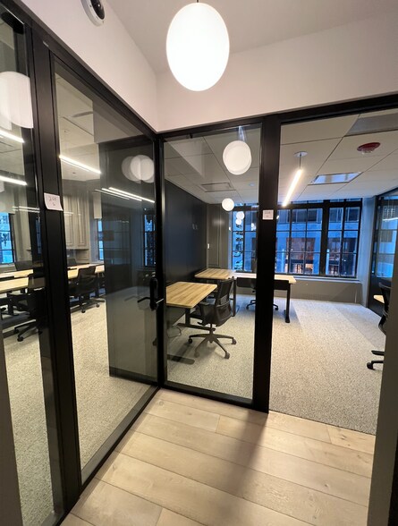 More Photos Of 33 N LaSalle St, Chicago Coworking Space