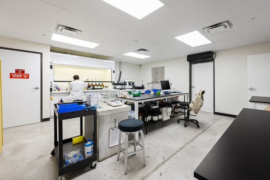 More Photos Of 32475 Date Palm Dr, Cathedral City Freestanding For Sale