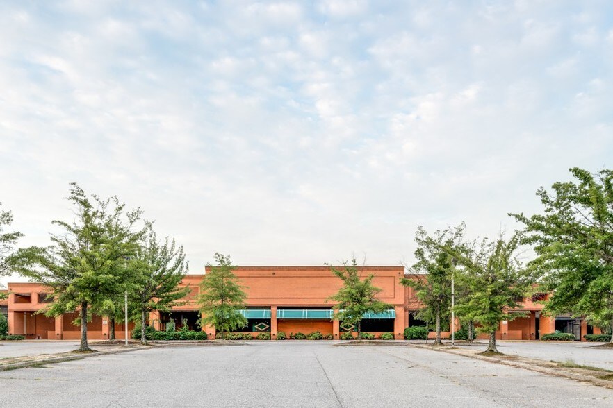 More Photos Of 1677 Westchester Dr, High Point Unknown For Lease