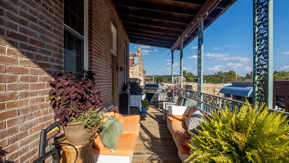 More Photos Of 385 Main St, Mammoth Spring General Retail For Sale