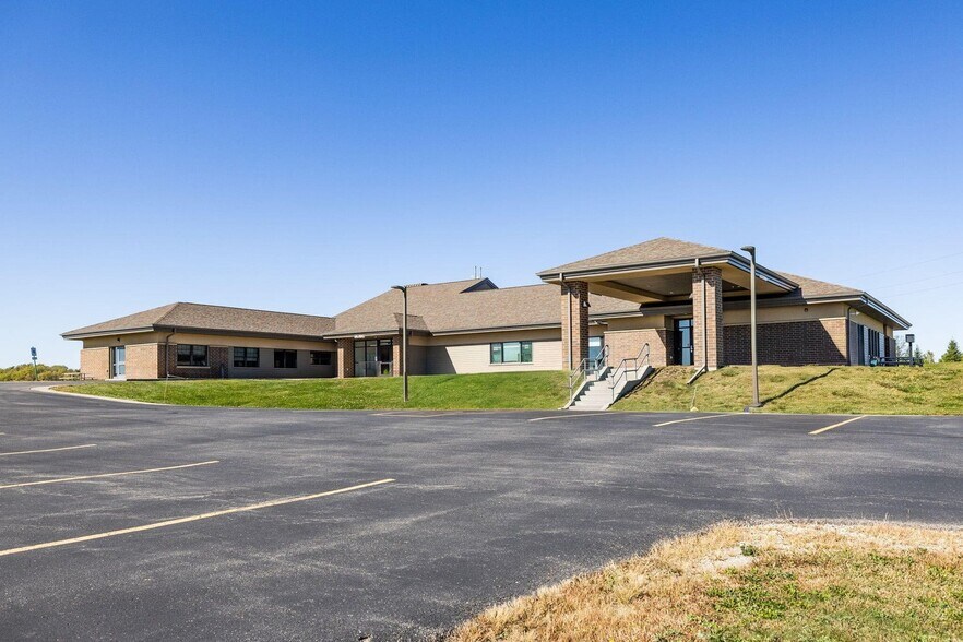 More Photos Of 1004 N Loeffler Ave, Caledonia Medical For Sale