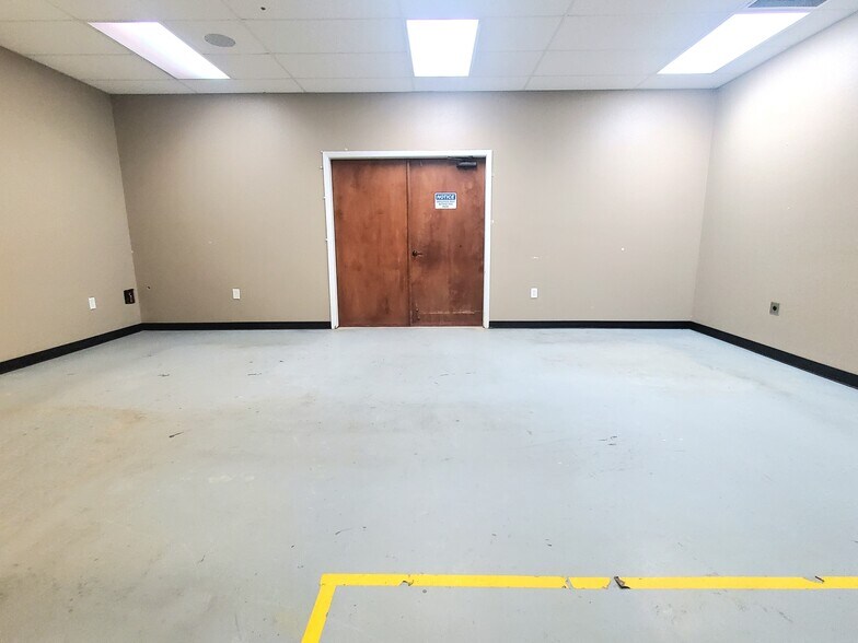 More Photos Of 2418 N Frazier St, Conroe Light Manufacturing For Lease