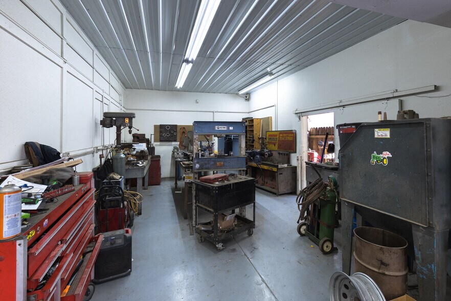 More Photos Of 609 N 7th St, Williams Auto Repair For Sale