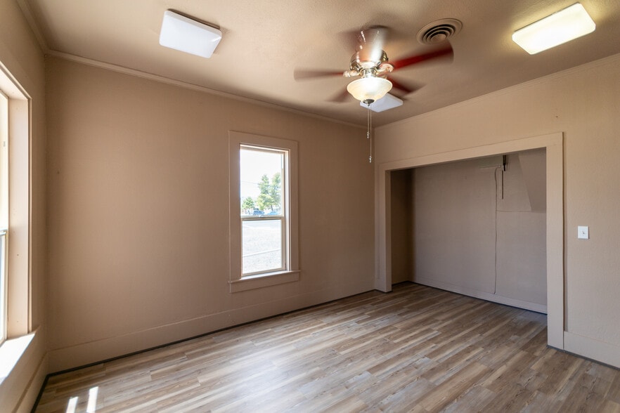 More Photos Of 310 E Oak St, Kingman Office For Sale