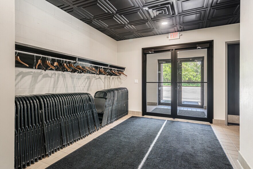 More Photos Of 689 Broadway, Berlin Restaurant For Sale