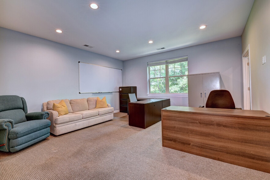 More Photos Of 10609-10611 Watterson Center Ct, Louisville Office For Sale