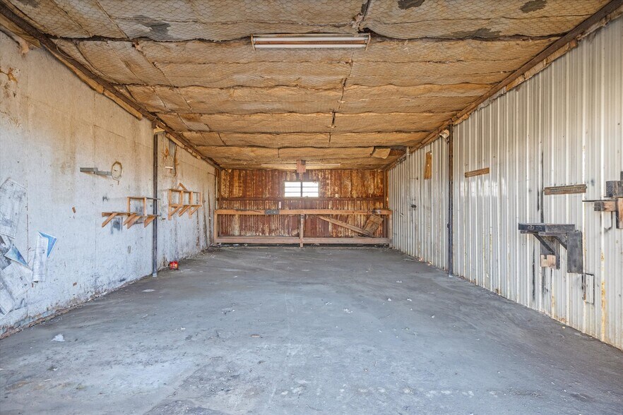 More Photos Of 9474 US-175, Kemp Flex For Sale