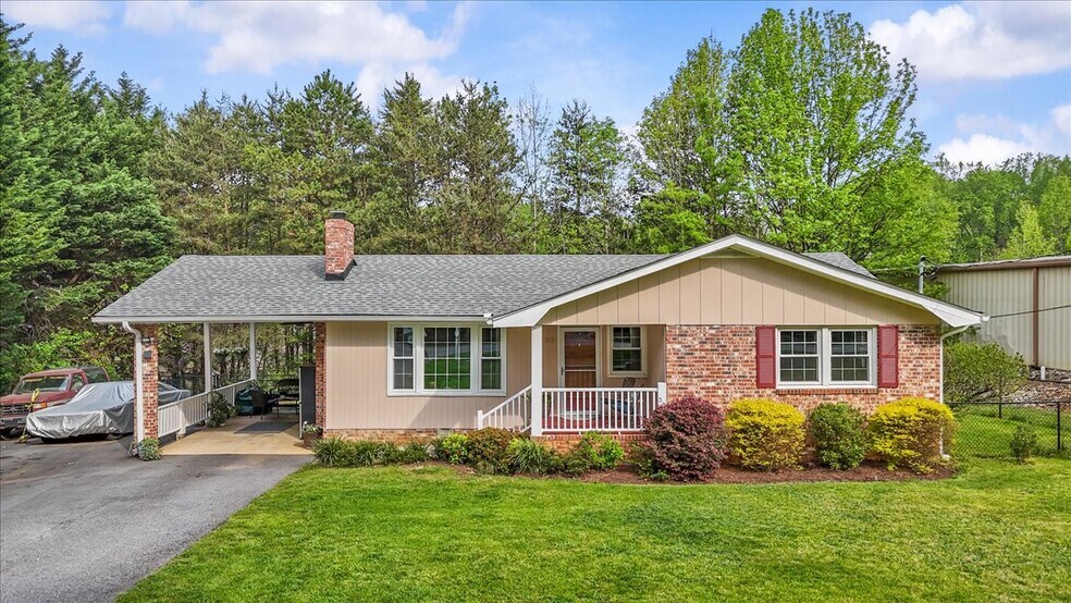 Primary Photo Of 909 State Park Rd, Greenville Office Residential For Sale