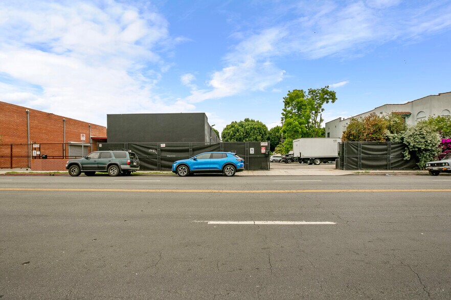 More Photos Of 1604 Venice Blvd, Los Angeles Showroom For Lease