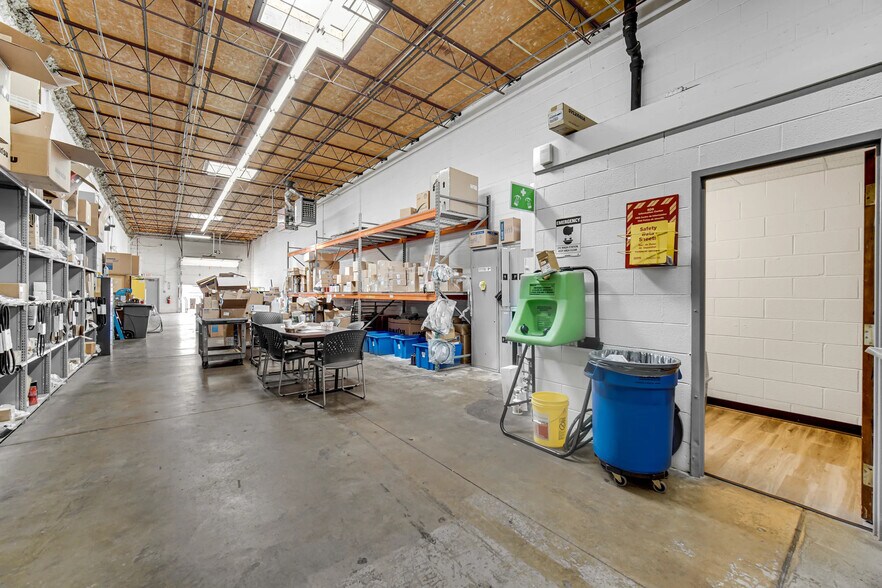 More Photos Of 2271-2289 Devon Ave, Elk Grove Village Warehouse For Lease