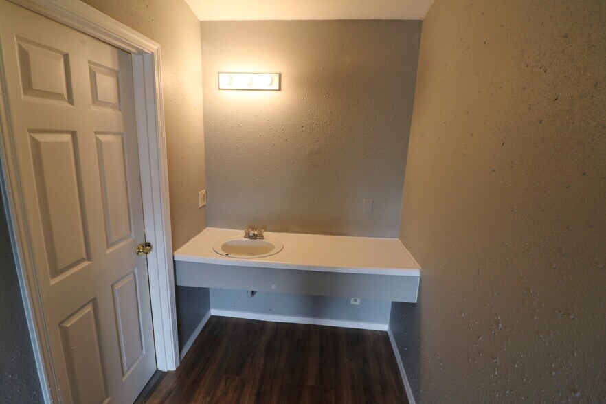 More Photos Of 127 Pacific Ave, Glendale Hotel For Sale