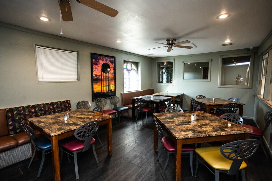 More Photos Of 1301 E Fulton St, Garden City Bar For Sale