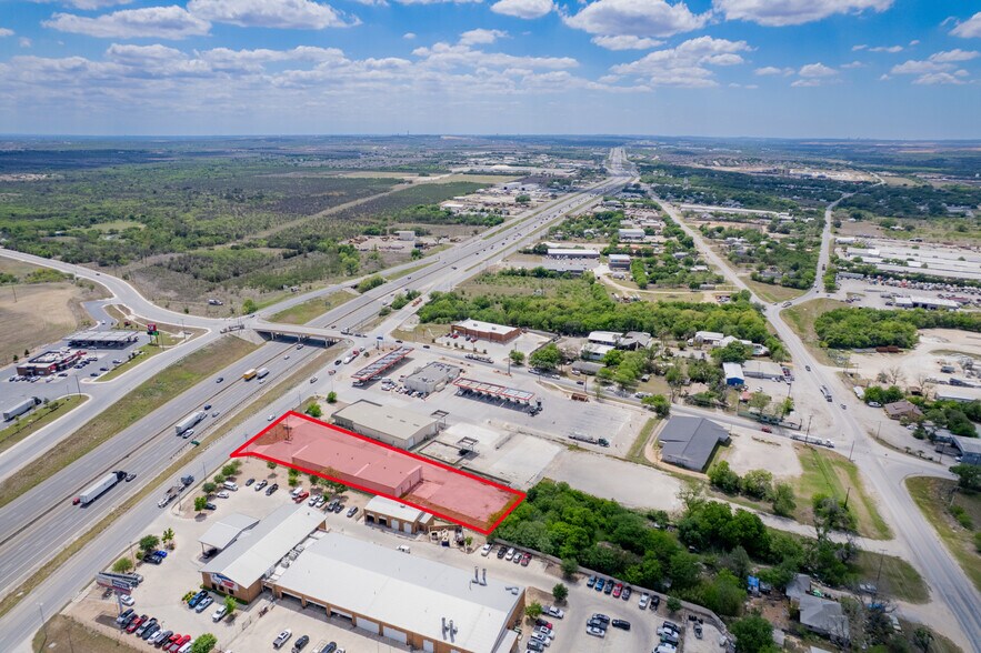 More Photos Of 4312 I 35 N Frontage rd, New Braunfels Showroom For Lease