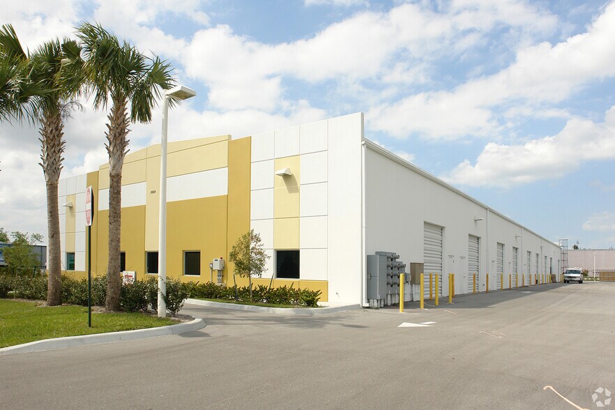 More Photos Of 1669 SE South Niemeyer Cir, Port Saint Lucie Warehouse For Lease
