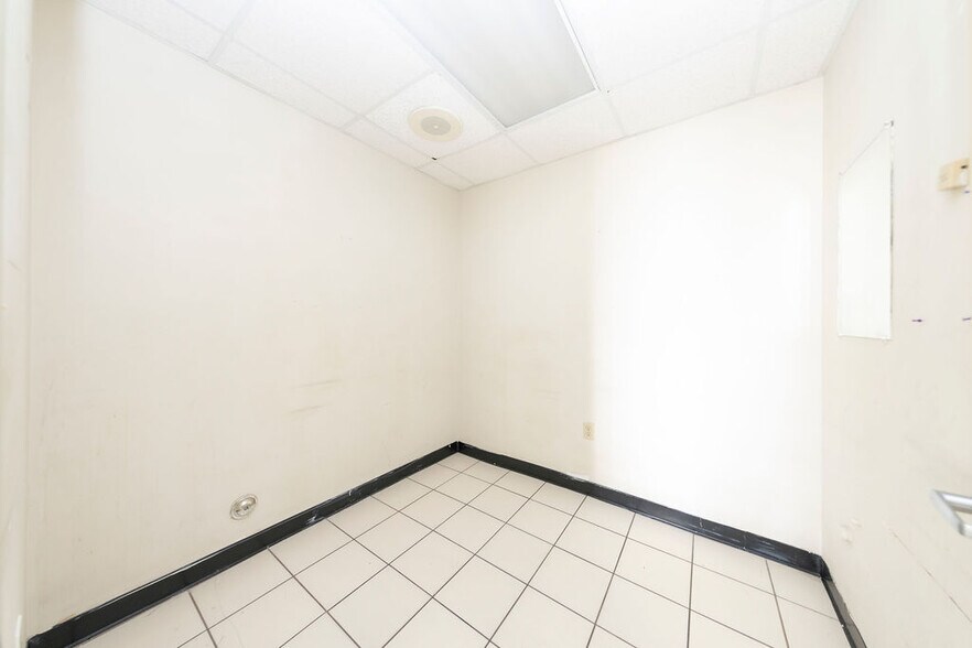 More Photos Of 12429 W Dixie Hwy, North Miami Medical For Sale