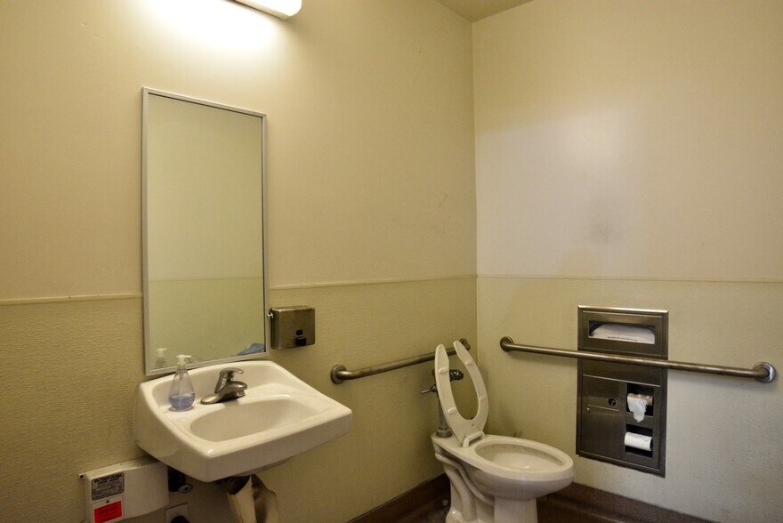 More Photos Of 2280 Valley Blvd, Pomona Warehouse For Sale