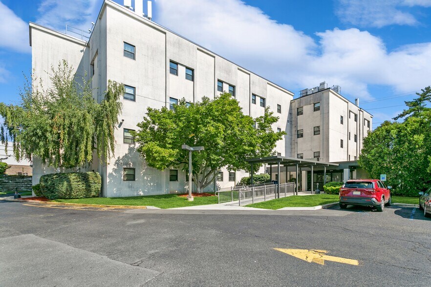 More Photos Of 211 Essex St, Hackensack Medical For Lease