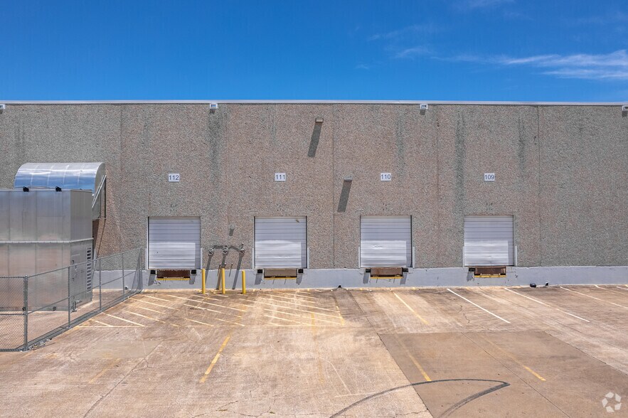 More Photos Of 8901 Forney Rd, Dallas Warehouse For Lease