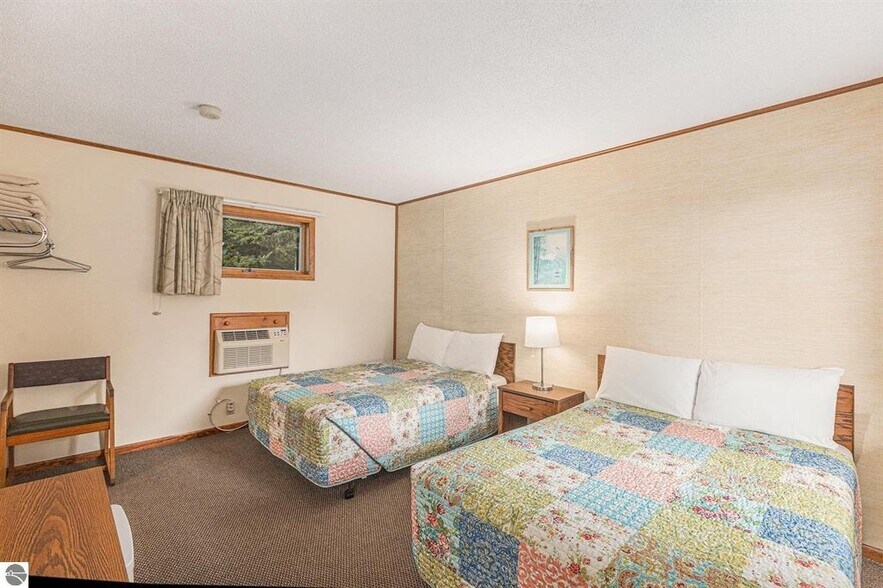 More Photos Of 519 Lake St, Frankfort Hotel For Sale