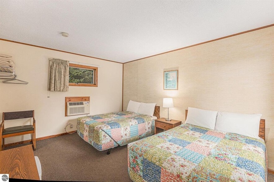 More Photos Of 541 Lake St, Frankfort Hotel For Sale