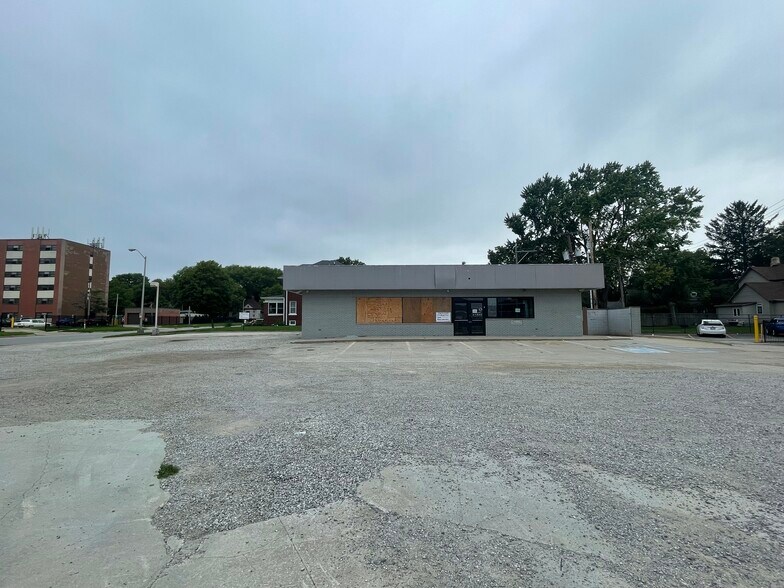 More Photos Of 601 N Neil St, Champaign Freestanding For Sale