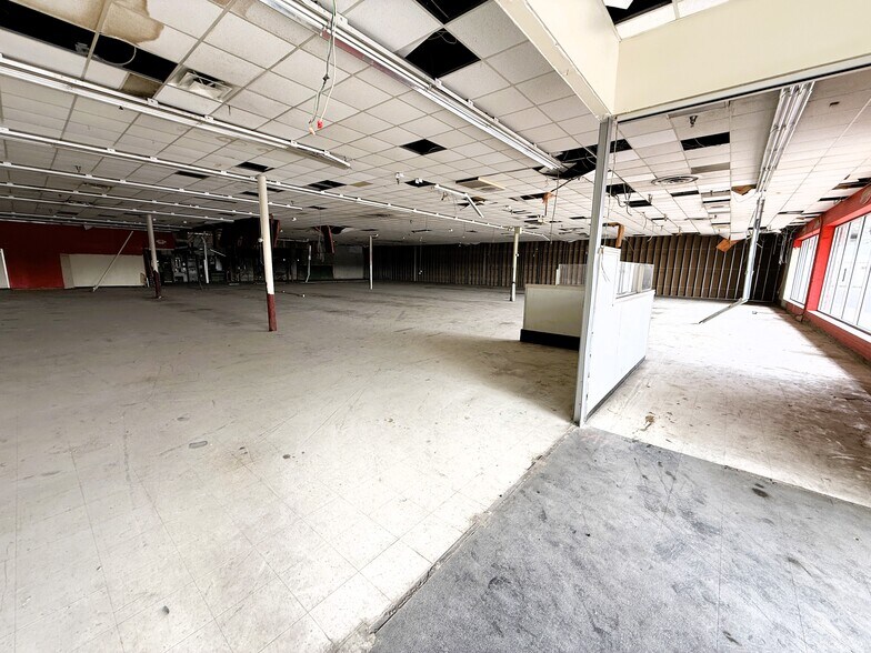 More Photos Of 11811 E 8 Mile Rd, Warren General Retail For Lease