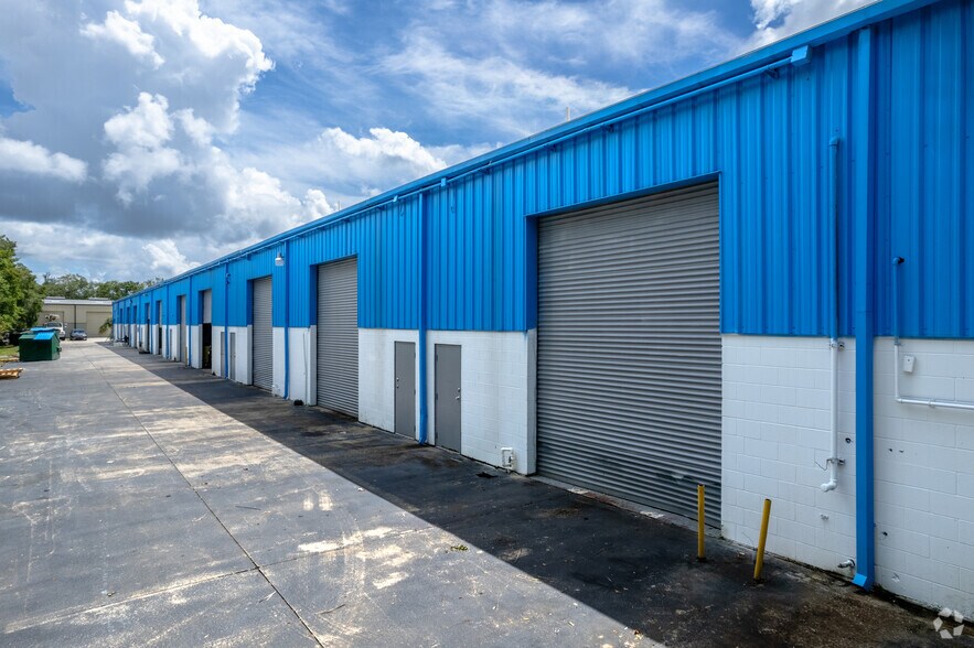 More Photos Of 300 Northstar Ct, Sanford Flex For Lease