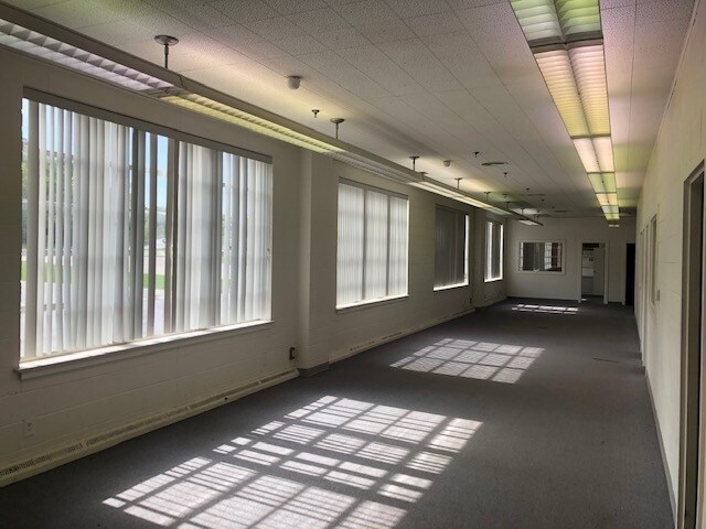 More Photos Of 1245-1405 Thomas Beck Rd, Des Moines Manufacturing For Lease