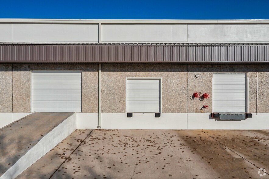 More Photos Of 10203 Corkwood Rd, Dallas Distribution For Lease