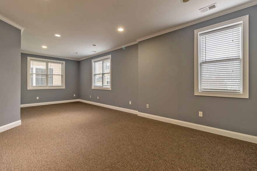 More Photos Of 447 Naubuc Ave, Glastonbury Office For Sale