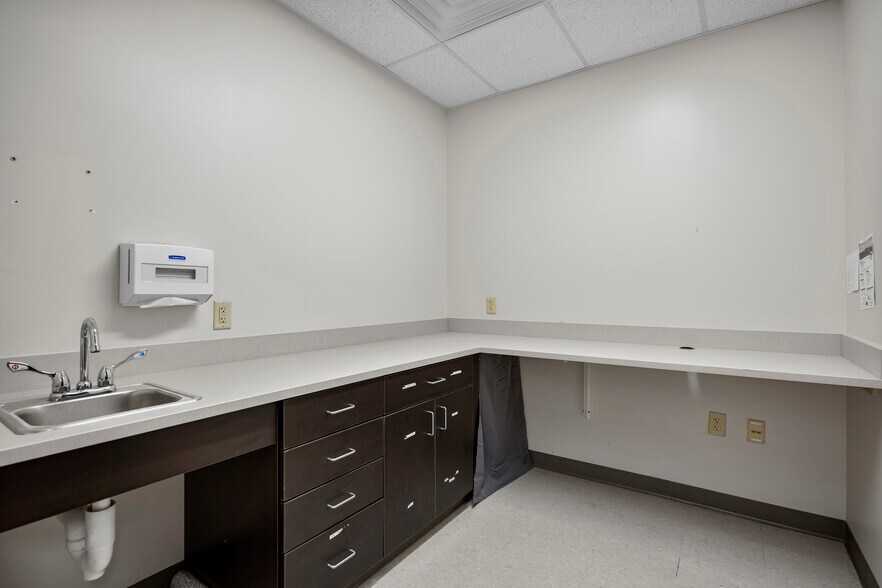 More Photos Of 711-713 Troy Schenectady Rd, Latham Medical For Lease