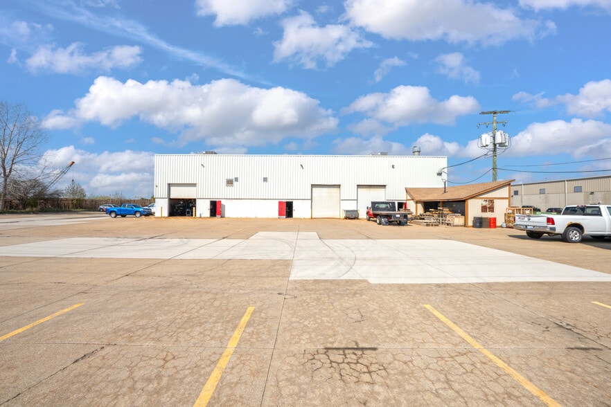 More Photos Of 51214 Industrial Dr, Macomb Warehouse For Sale