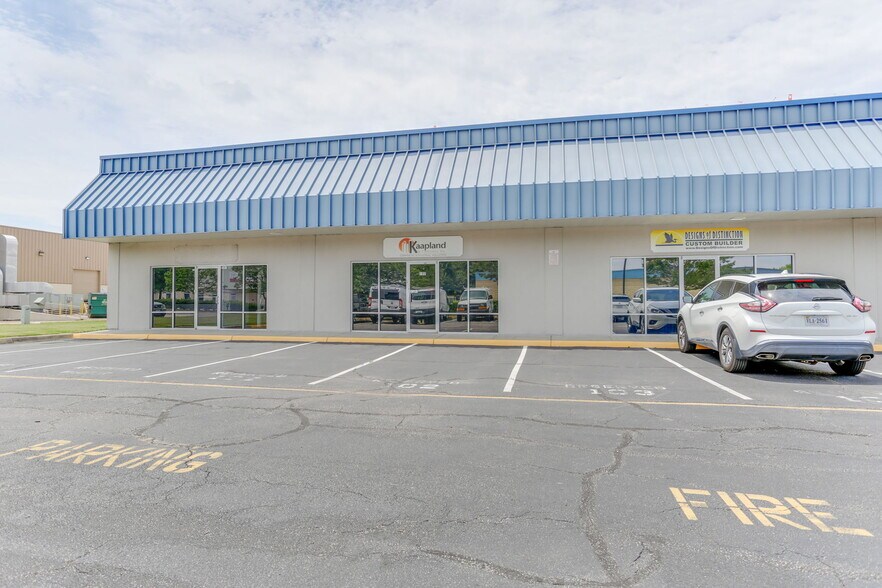 More Photos Of 1222 Executive Blvd, Chesapeake Showroom For Lease