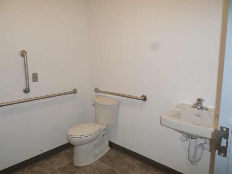 More Photos Of 1231 Whitney Ave, Hamden Storefront For Sale