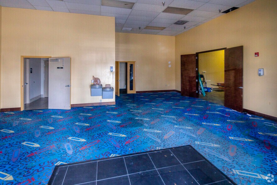 More Photos Of 8411-8419 N Dale Mabry Hwy, Tampa Unknown For Lease
