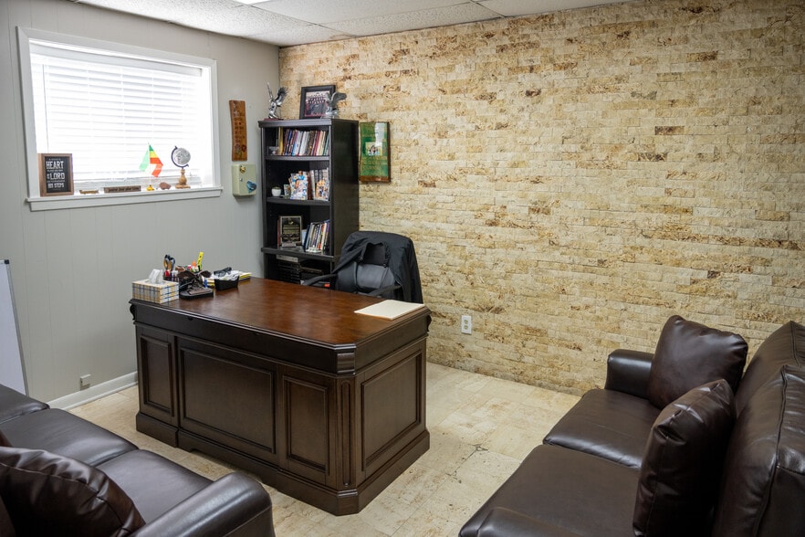 More Photos Of 1401 Cedar Post Ln, Houston Warehouse For Sale