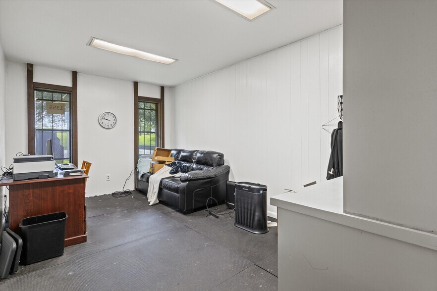 More Photos Of 1355 E Lafayette St, Tallahassee Veterinarian Kennel For Sale