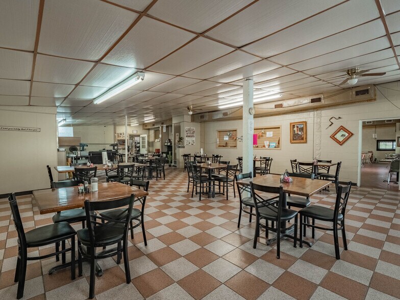 More Photos Of 424 N Texas St, De Leon Restaurant For Sale