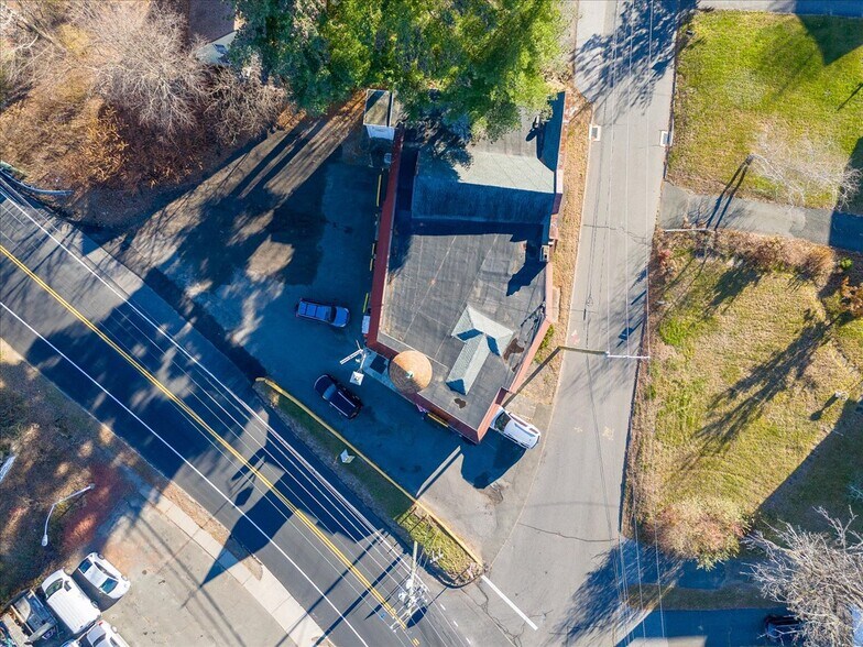 More Photos Of 166 S Riverside Ave, Pequabuck Freestanding For Sale