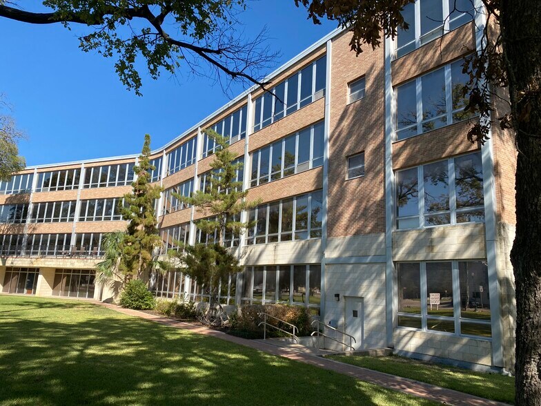 More Photos Of 205 E University Ave, Georgetown Office For Lease