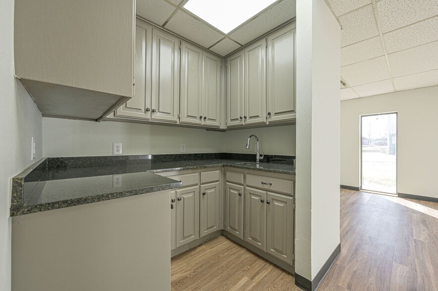 More Photos Of 3009 Epperly Dr, Oklahoma City Office For Sale