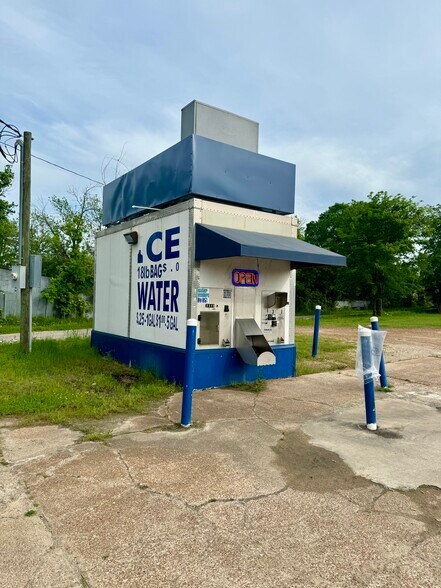 More Photos Of 1425 S Church St, Paris Freestanding For Sale