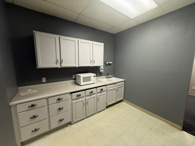 More Photos Of 26378 289th Pl, Adel Manufacturing For Lease