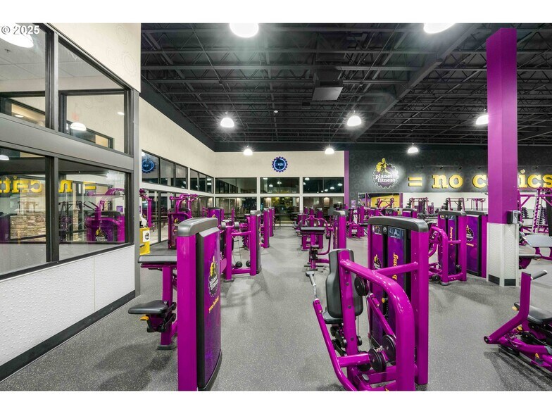 More Photos Of 1236 Teakwood Ave, Coos Bay Health Club For Sale