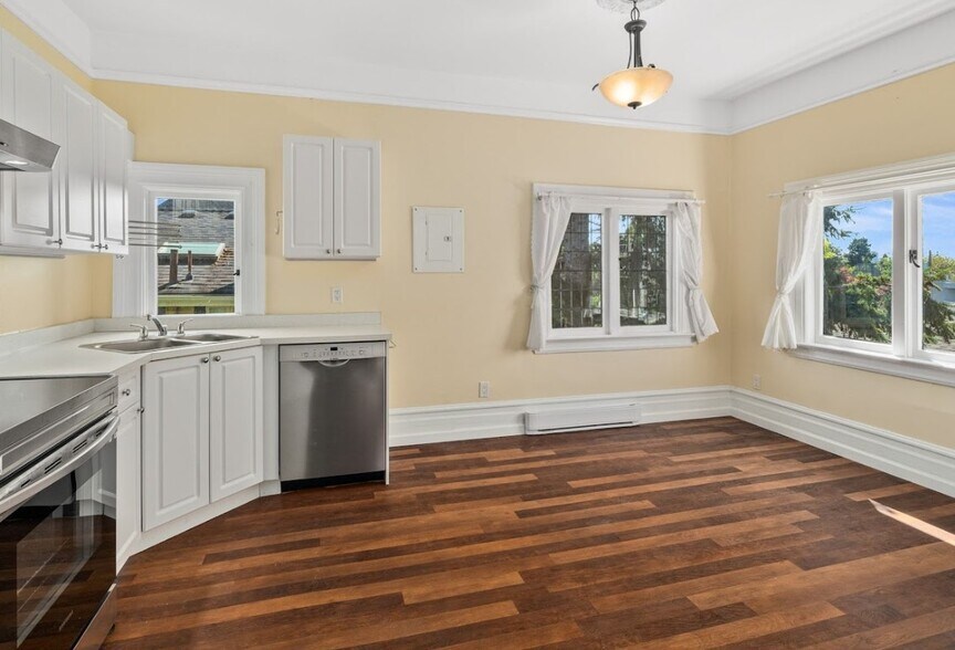 More Photos Of 1171 Rockland Av, Victoria Apartments For Sale
