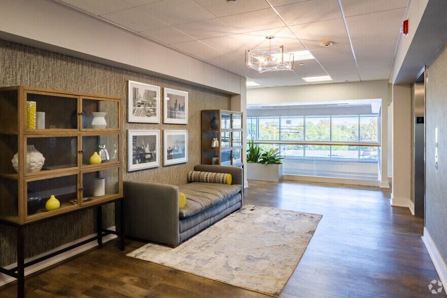 More Photos Of 400 E Diehl Rd, Naperville Office For Sale